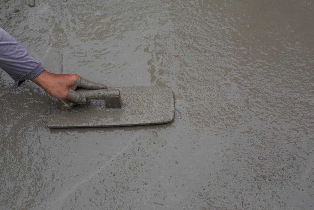Por que usar endurecedor de concreto? Aspectos técnicos e vantagens